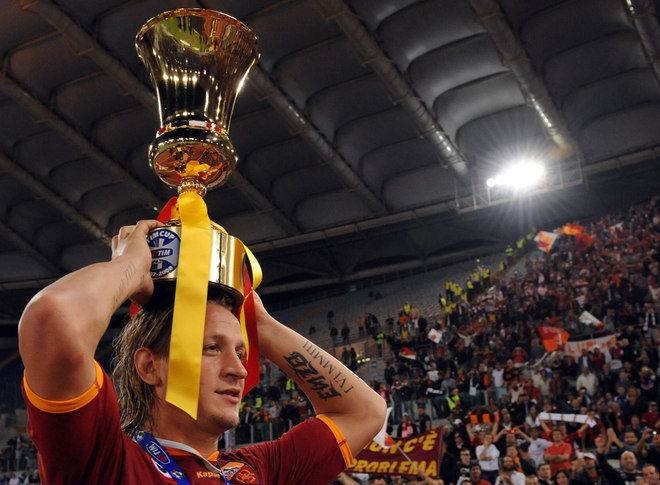 [Philippe+Mexes+holds+up+the+trophy.jpg]