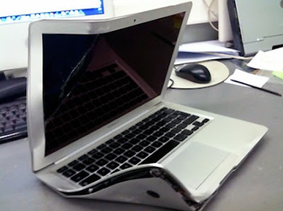 MacBook Air Ecrasé par un Bus : Il Marche (images) applemacbookair 4 MacBook Air Ecrasé par un Bus : Il Marche (images)