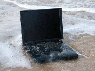 Tips Penyelamatan Laptop Jika Terkena Tumpahan Air Wet+Laptop