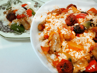 Verduras y chorizos picantes fritos con arroz