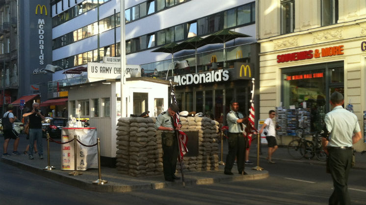 Visita a Checkpoint Charlie, un lugar emblematico