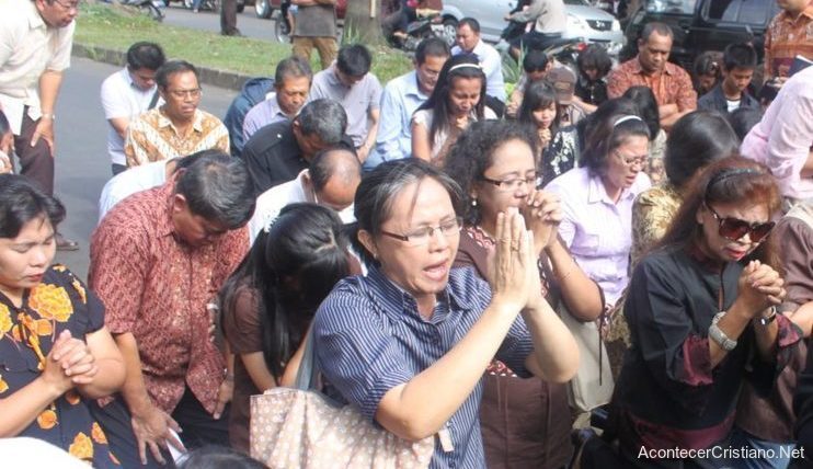 Culto es interrumpido por policías y cristianos alaban a Dios en la calle Cristianos indonesios adorando en la calle