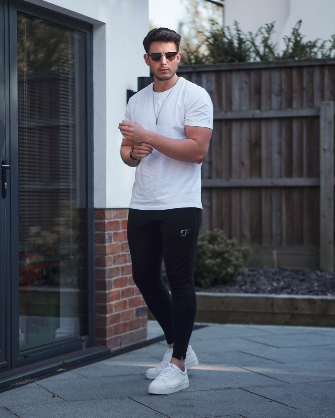 The white sneakers - 5 snazzy ways to wear sneakers with your outfits ...