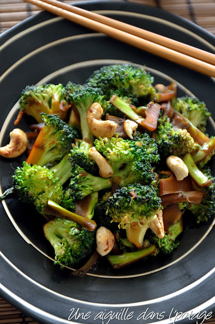 Wok de brocolis au gingembre et noix de cajou cuisine asiatique