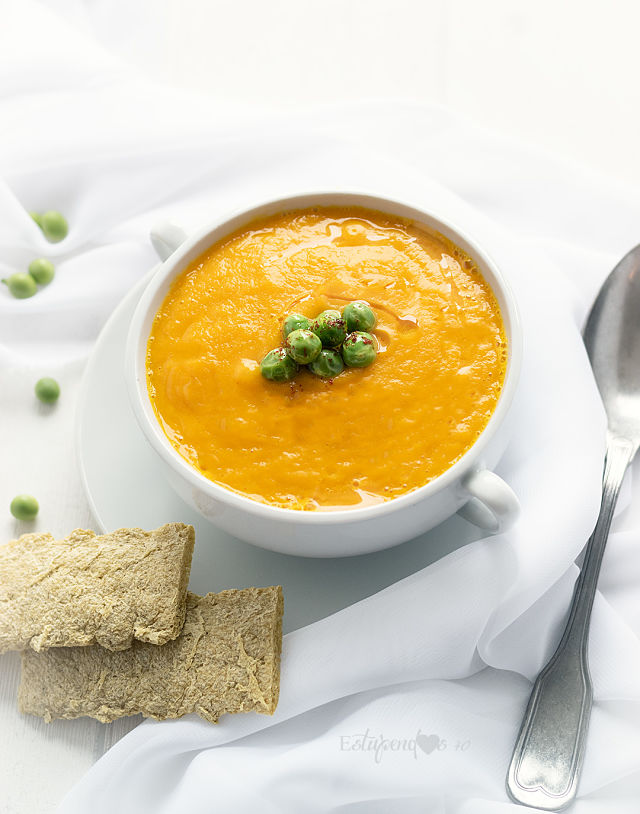 crema-de-calabaza-con-calçots-y-guisantes-crujientes