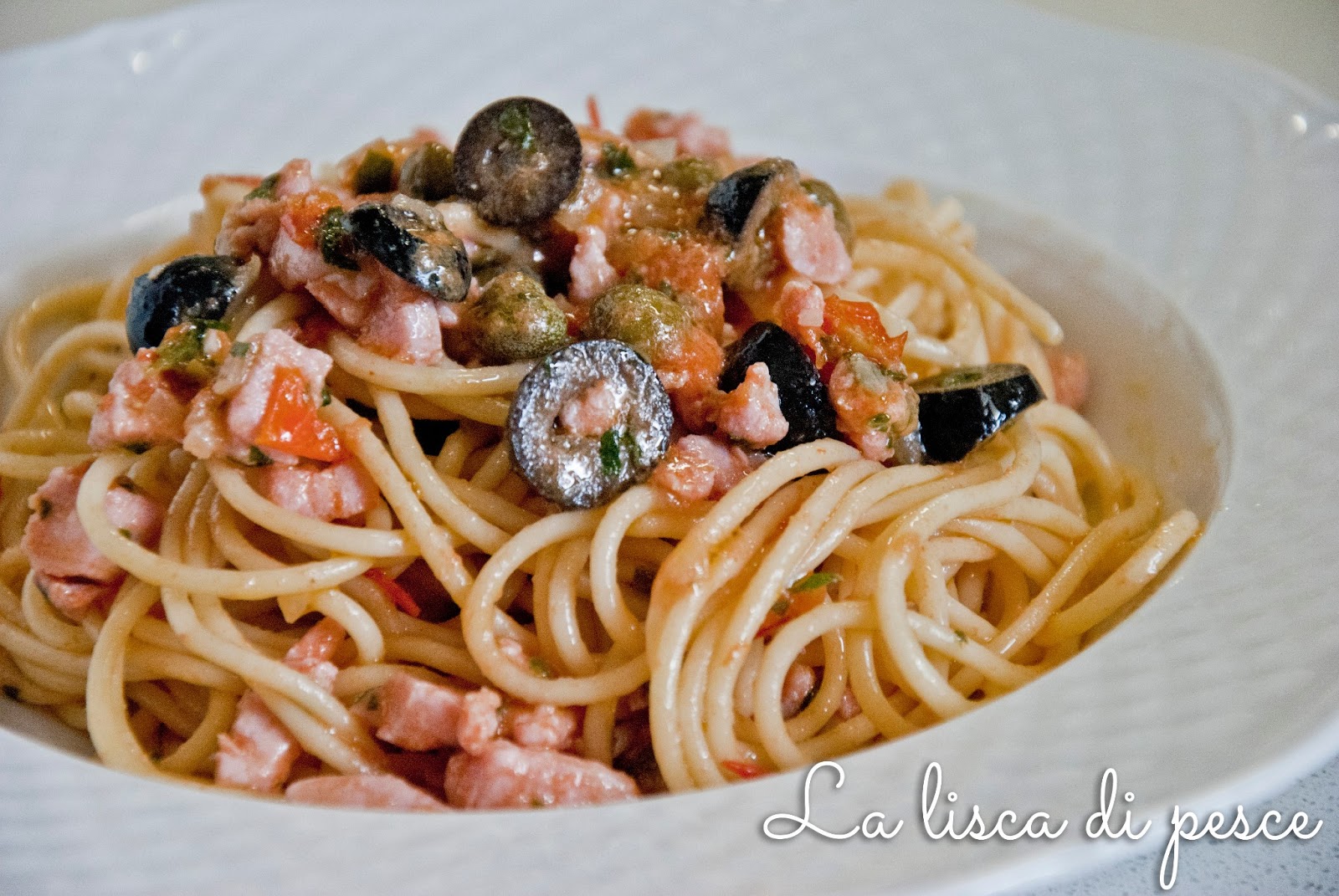 La lisca di pesce Spaghetti con tonno fresco olive e capperi