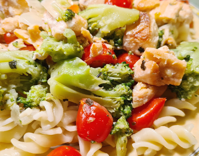 Rezept: Nudeln mit Lachs, Tomaten und Brokkoli in cremiger Sahnesoße. Das schnelle Mittagessen steht in 25 Minuten auf dem Tisch und schmeckt auch Kindern!