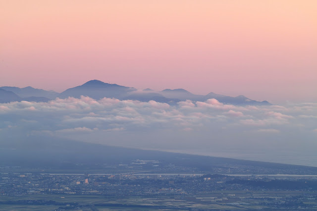 淡い夕空の下 / Under the pale evening sky