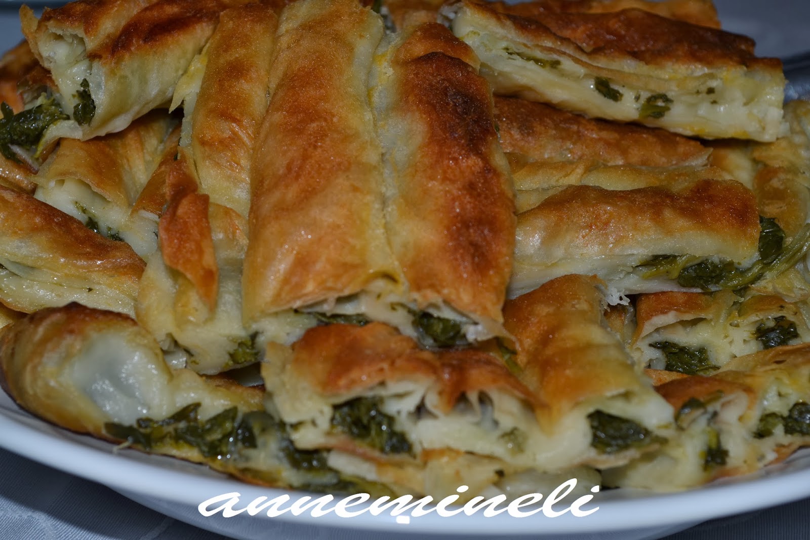 ANNEMİNELİ KLASİK ISPANAKLI YUFKA BÖREĞİ