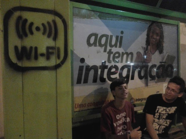Em Teresina bandidos pintam simbolo 'Wi-Fi' em paradas ônibus para facilitar roubo de celulares