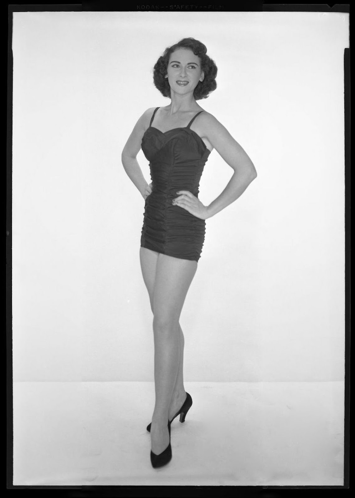 19 Fascinating Vintage Studio Photos of Women in Their Super Sexy '50s ...