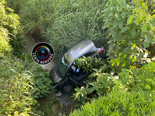 Motorista abandona carro que caiu em córrego na Avenida Jorge Teixeira