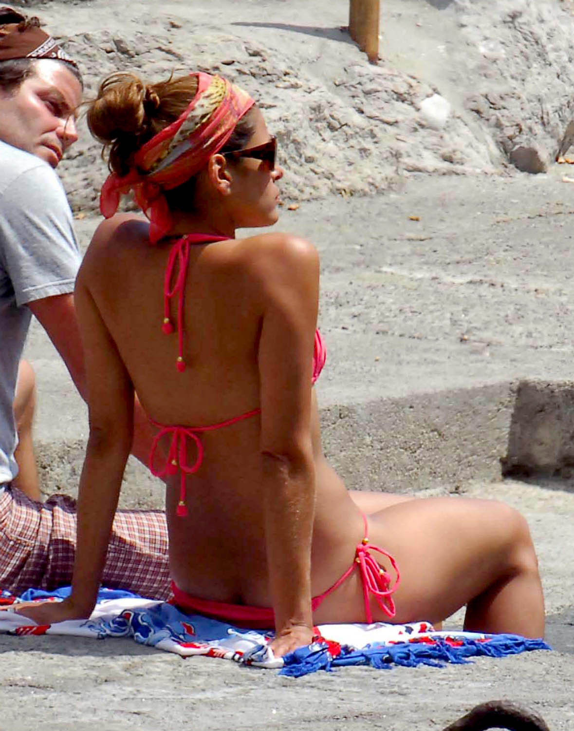 http://1.bp.blogspot.com/--1dNM9NJFj0/TgTyaitx1nI/AAAAAAAABJ8/EAVBCfhQcNI/s1600/CelebBeach_Eva_Mendes_Pink_001.jpg