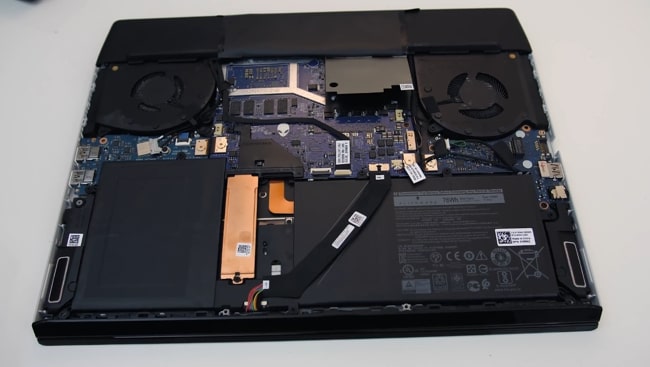 Removed the bottom plate for better visibility of the CPU and GPU.