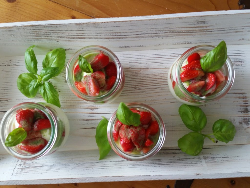 Eierlikör-Mascarpone-Creme mit Erdbeeren und süßem BasilikumPesto ...