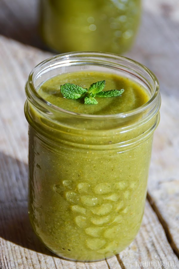 SMOOTHIE DETOX DE UVA, MANDARINA Y TÉ MATCHA 