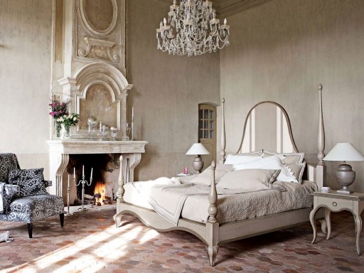 Romantische-schlafzimmer-mit-Kamin-und-vintage-einrichtung