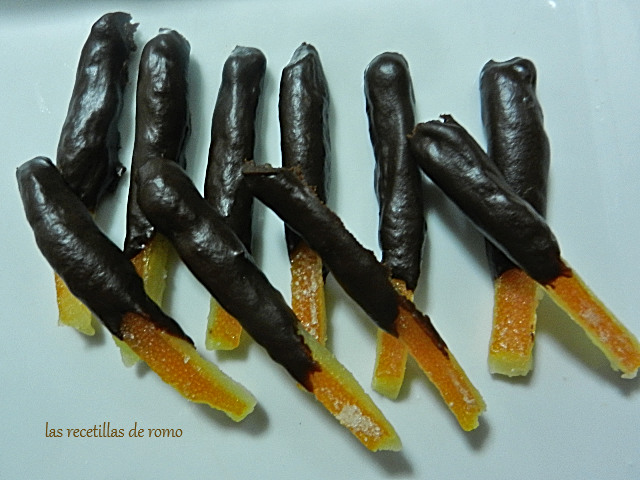 Tiras de naranja confitada con chocolate