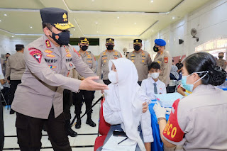 Kapolda Sulsel Tinjau Gelora Vaksinasi Pelajar Dhira Brata Yang Digelar Akpol 1990 Di SMA 5 Makassar