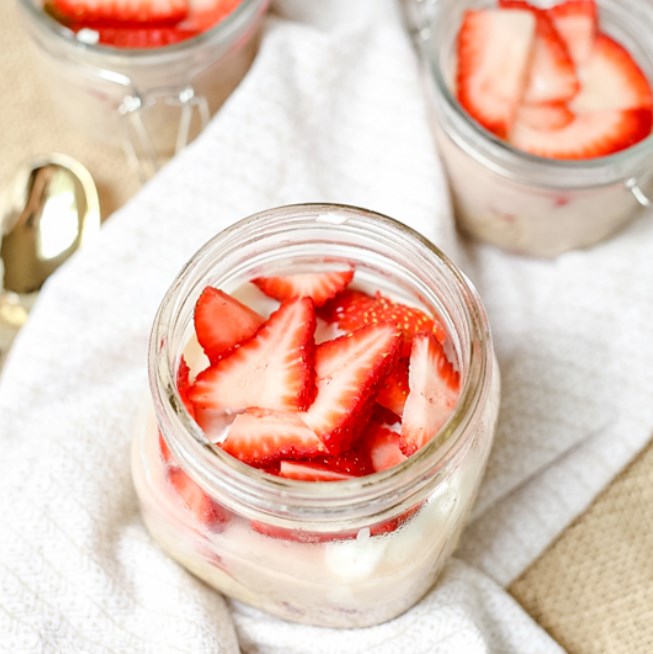 Strawberries and Cream Overnight Oats #breakfast #healthy