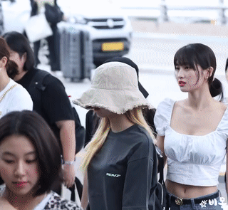 미드로 공항을 압살하는 모모