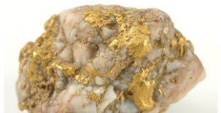 ouro hidrotermal em pedra de quartzo