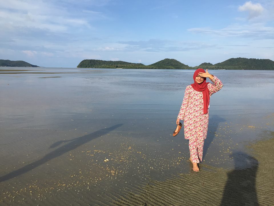 This fat girl walking in a beach.