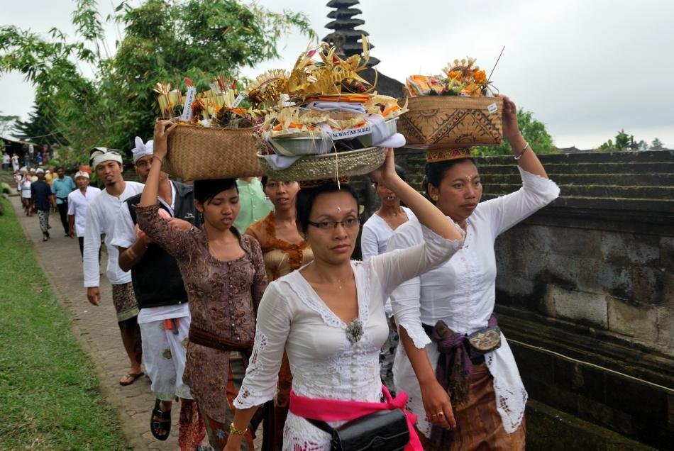 Hindo indonesia Balinese Hinduism Bali, one of Indonesia's major tourist attractions, is not only famous for its beautiful beaches, landscape and rice fields but also for its unique cultural tradition: a Balinese Hindu tradition that mainly consists of art and ritual.