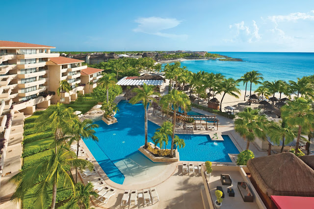 Dreams Puerto Aventuras Resort & Spa is situated in the charming marina village of Puerto Aventuras and offers something for every age and interest. Set back on a secluded bay, looking out over a yacht-filled marina and the Caribbean Sea.