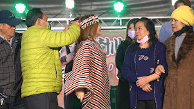 村樹集團董事長王黃盈盈(左三)接受泰雅族象徵衣錦環鄉的披肩儀式