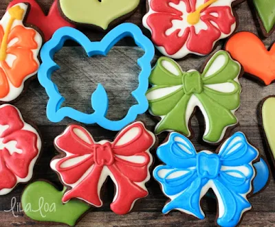 Hibiscus and bow decorated cookies