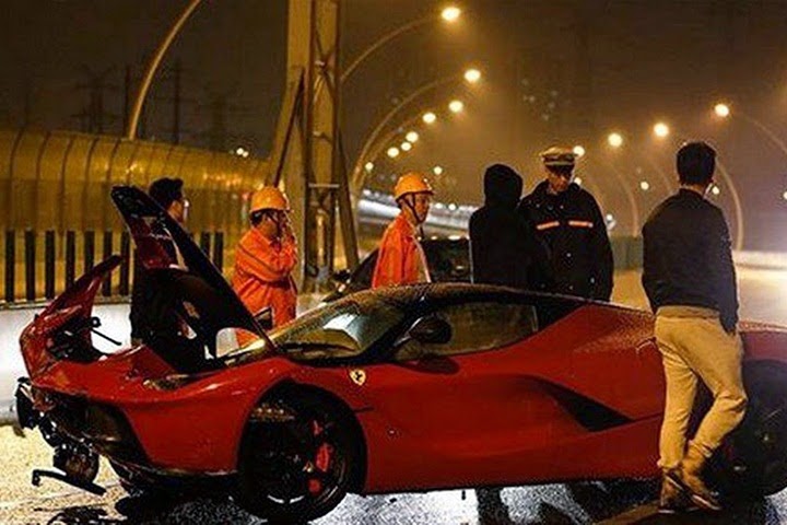 Ferrari LAFERRARI crash