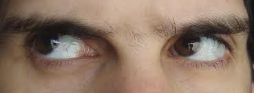 mirada arriba  a la derecha