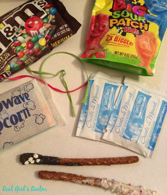  If you need a quick neighbor gift, make this easy Redbox Movie Night basket.