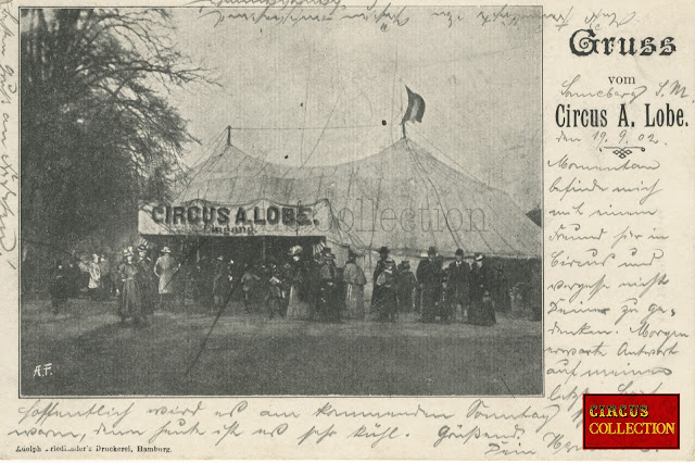 Le public arrivent devant l'entrée et le chapiteau du cirque Allemand A.Lobe