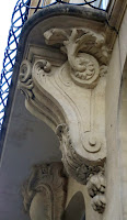 Console avec décors végétal du balcon du 61 rue des Petits-Champs à Paris