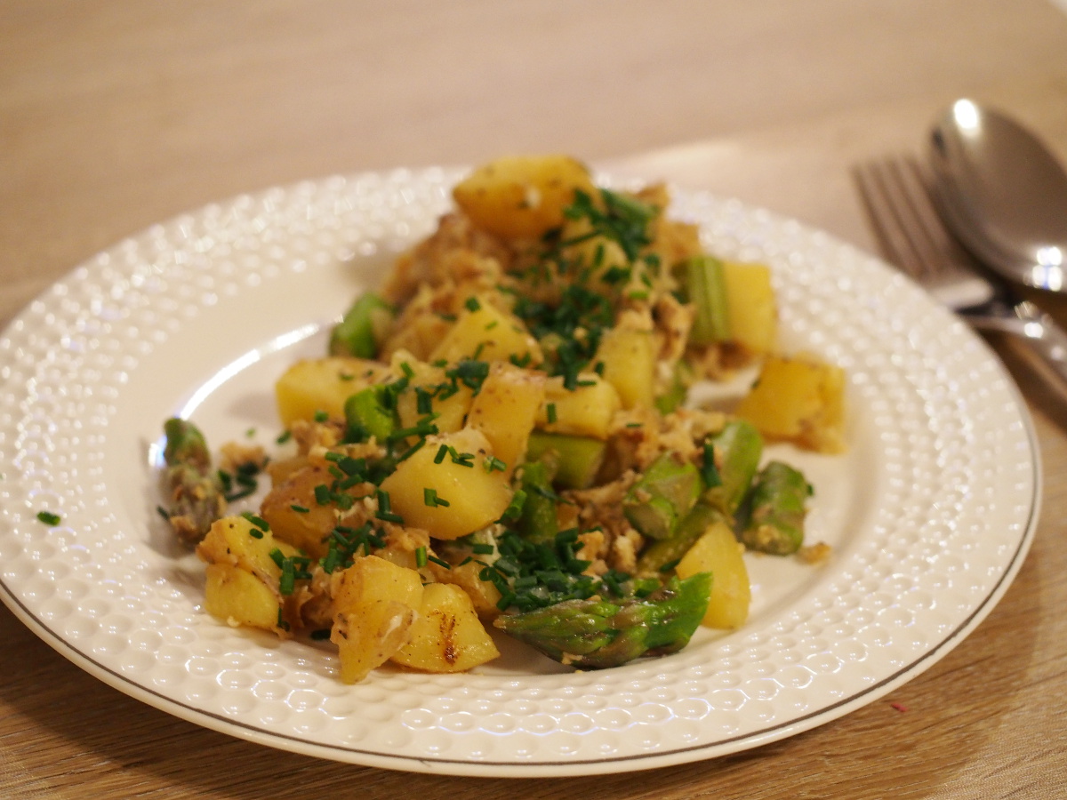 Bauernfrühstück mit Kartoffeln und grünem Spargel (2 Portionen)