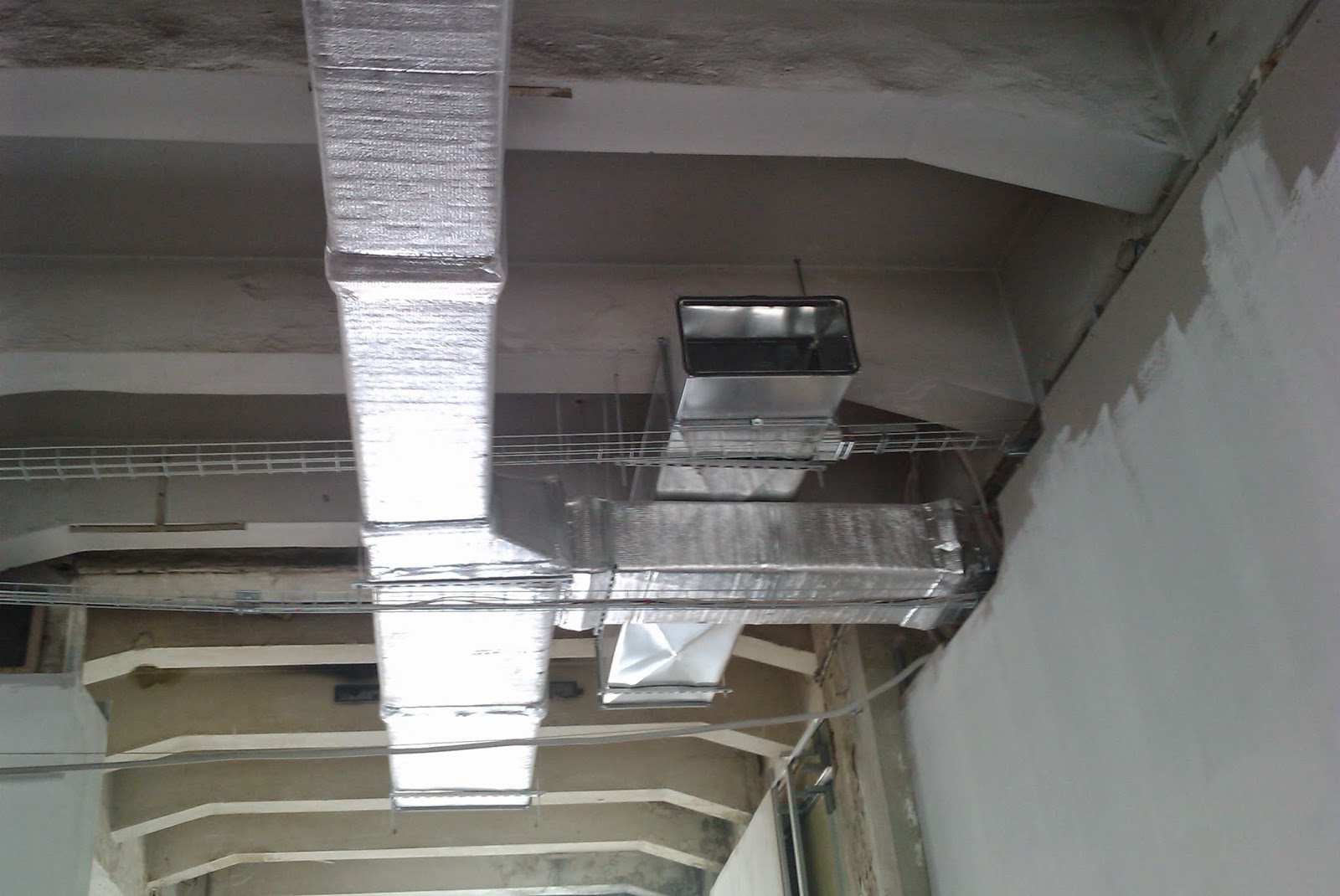 Воздухораспределители для вытесняющей вентиляции. Труба вентиляционная. Решетка на воздуховод прямоугольный. Вытяжная система вентиляции. Дкс в вентиляции.