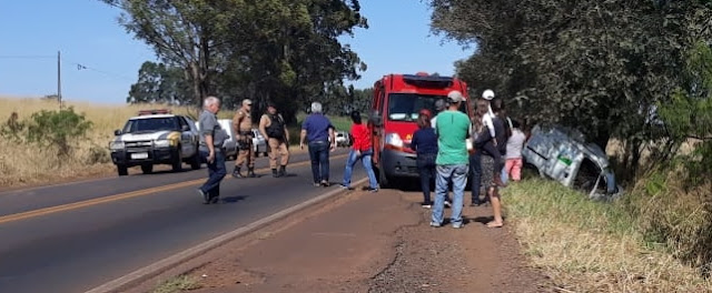 Mulher perde o controle da direção e bate em árvore na PR-466