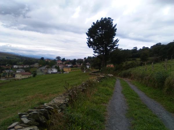 Foto de la aldea de El Pedregal desde el Camino Primitivo
