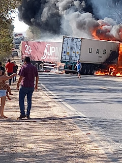 Uma colisão frontal entre duas carretas na BR-153, Km 105, entre Porangatu e Uruaçu, às 15h30 na tarde deste domingo (15), deixou  a rodovia totalmente interditada.