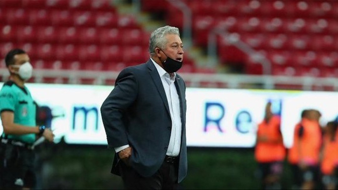 Víctor Manuel Vucetich, director técnico de Chivas, da positivo a COVID