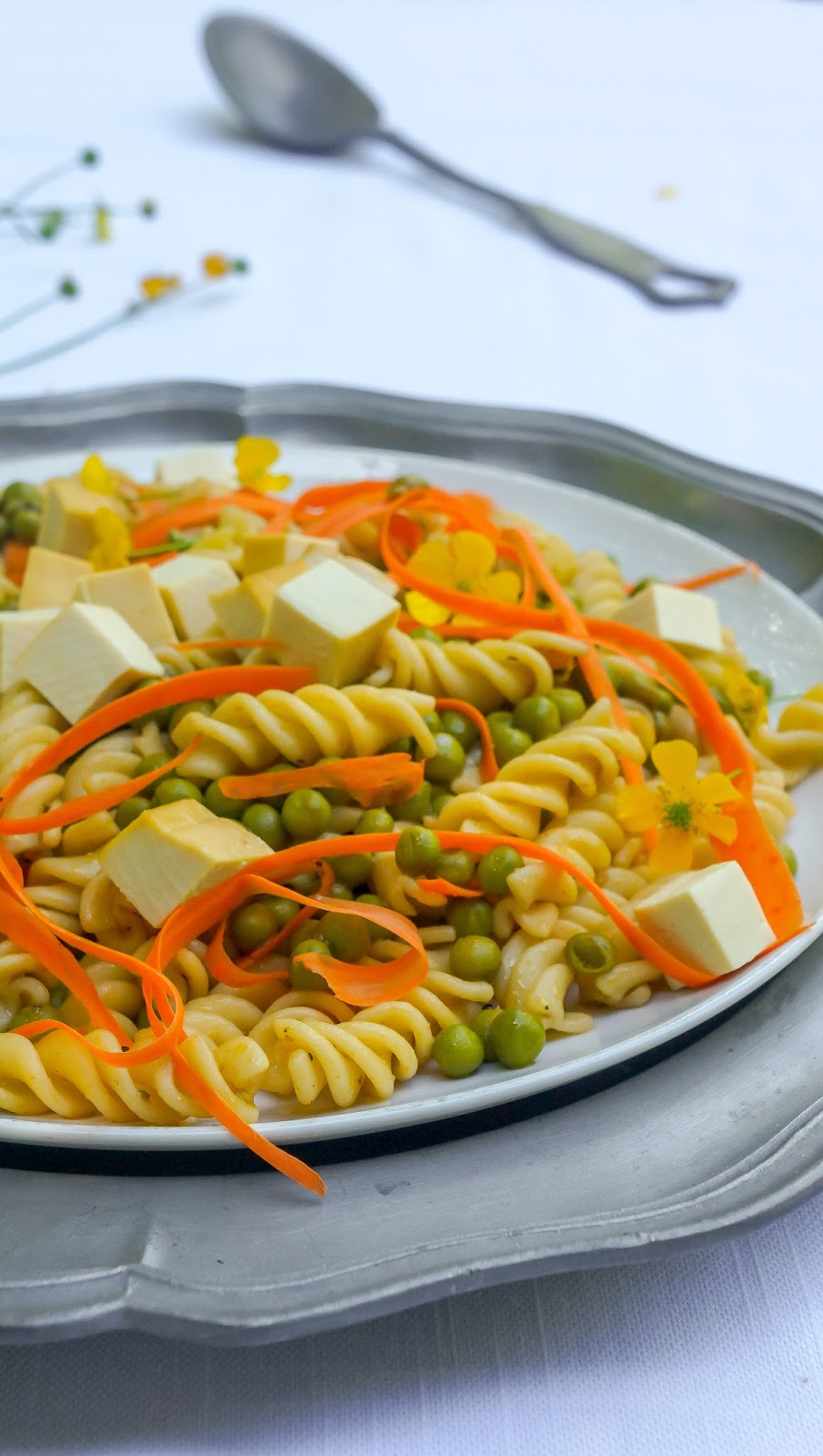 Pasta salad with peas, carrots and smoked tofu