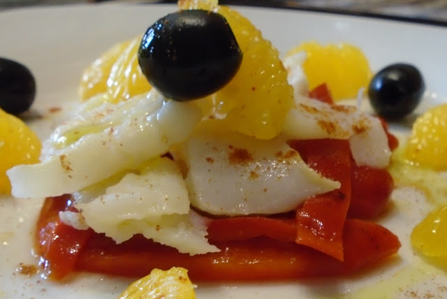 ensalada de bacalao con naranjas sobre cama de pimientos de piquillo