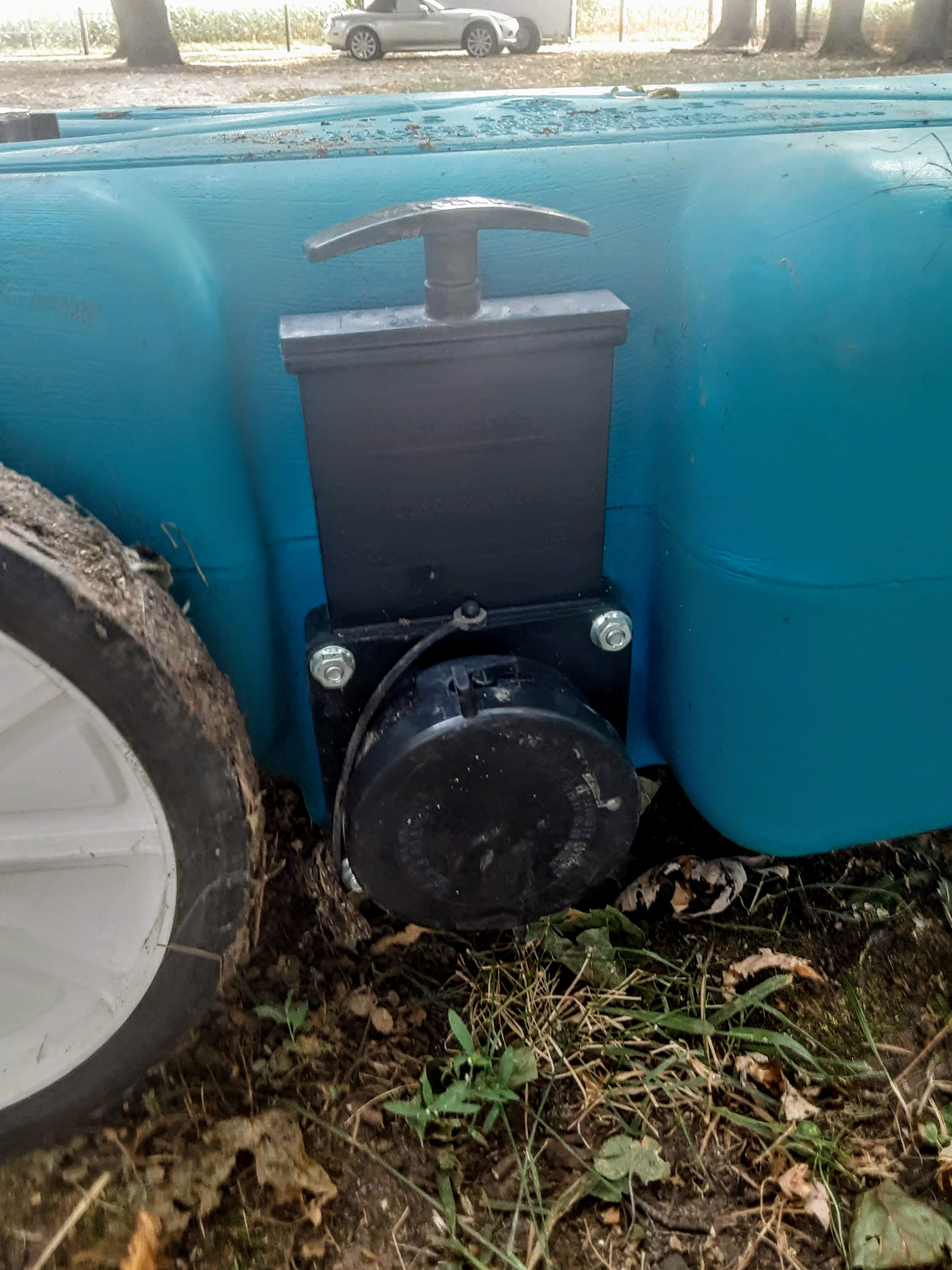 Brian and Barbara RV'ing How to use a portable waste water "Tote" tank