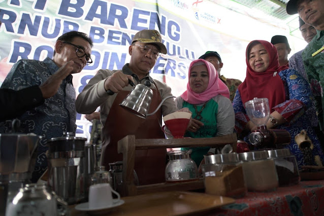 gubernur bengkulu meracik kopi bengkulu