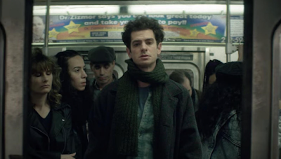 Larson (Garfield) intentando su vida