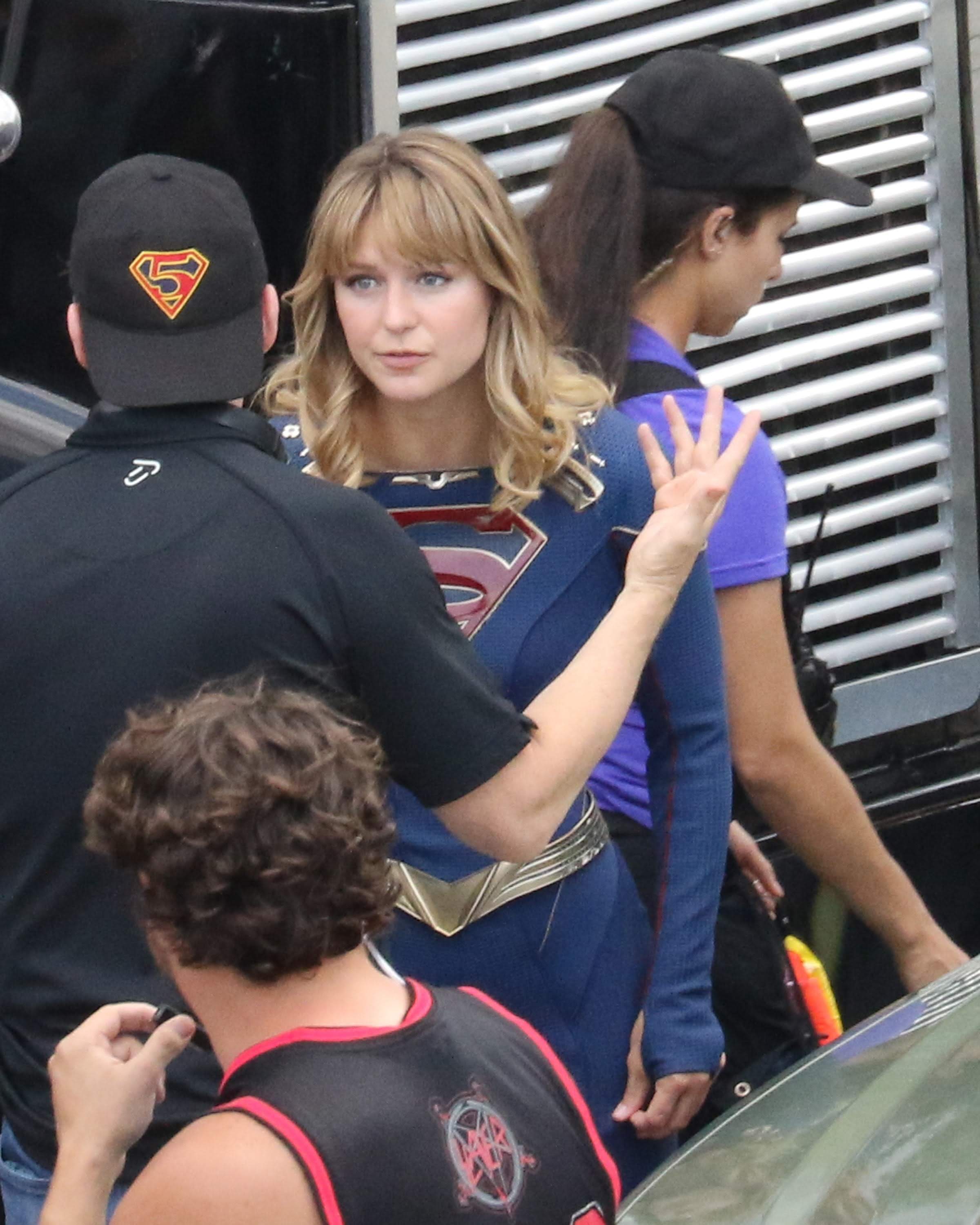 Melissa Benoist On The Set Of Supergirl In Her New Costume 空飛ぶヒロインの新コスチュームを身に着けたメリッサ ベノイストが初めて 公けの場に登場した スーパーガール シーズン 5 撮影中のセット フォト B Side Of Cia