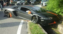 lamborghini aventador orange matte malaysia crash crashes accents carscoops