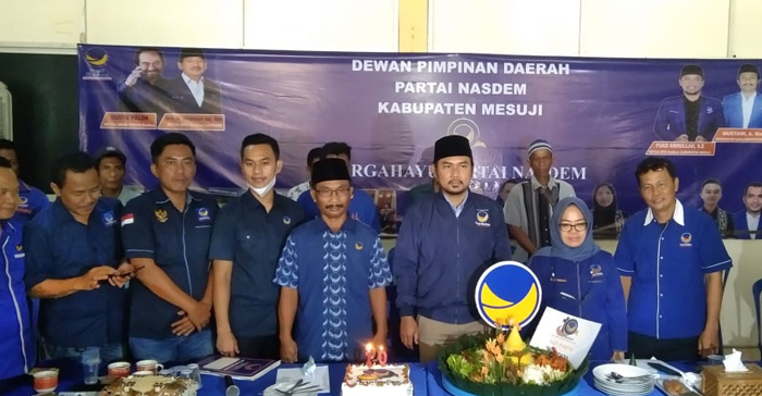 Peringati HUT ke-10 Nasdem Secara Virtual, DPD Nasdem Mesji Potong Tumpeng